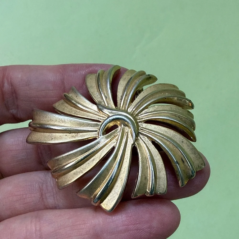 Vintage Trifari Gold Large Swirl Brooch